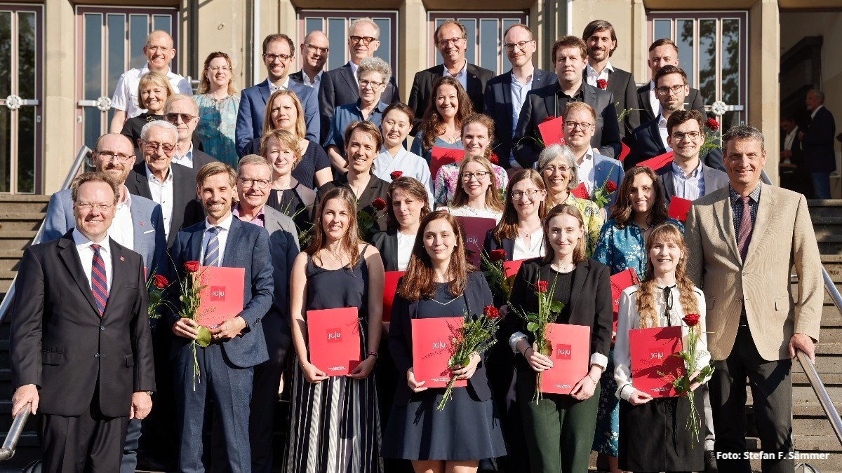 #DiesAcademicus 2023: Gestern wurden 33 Nachwuchskräfte der #UniMainz für ihre herausragenden Leistungen in Wissenschaft, Kunst und Musik ausgezeichnet / Preise und Stipendien für rund 81.500 Euro wurden vergeben presse.uni-mainz.de/dies-academicu… #GutenbergNachwuchskolleg