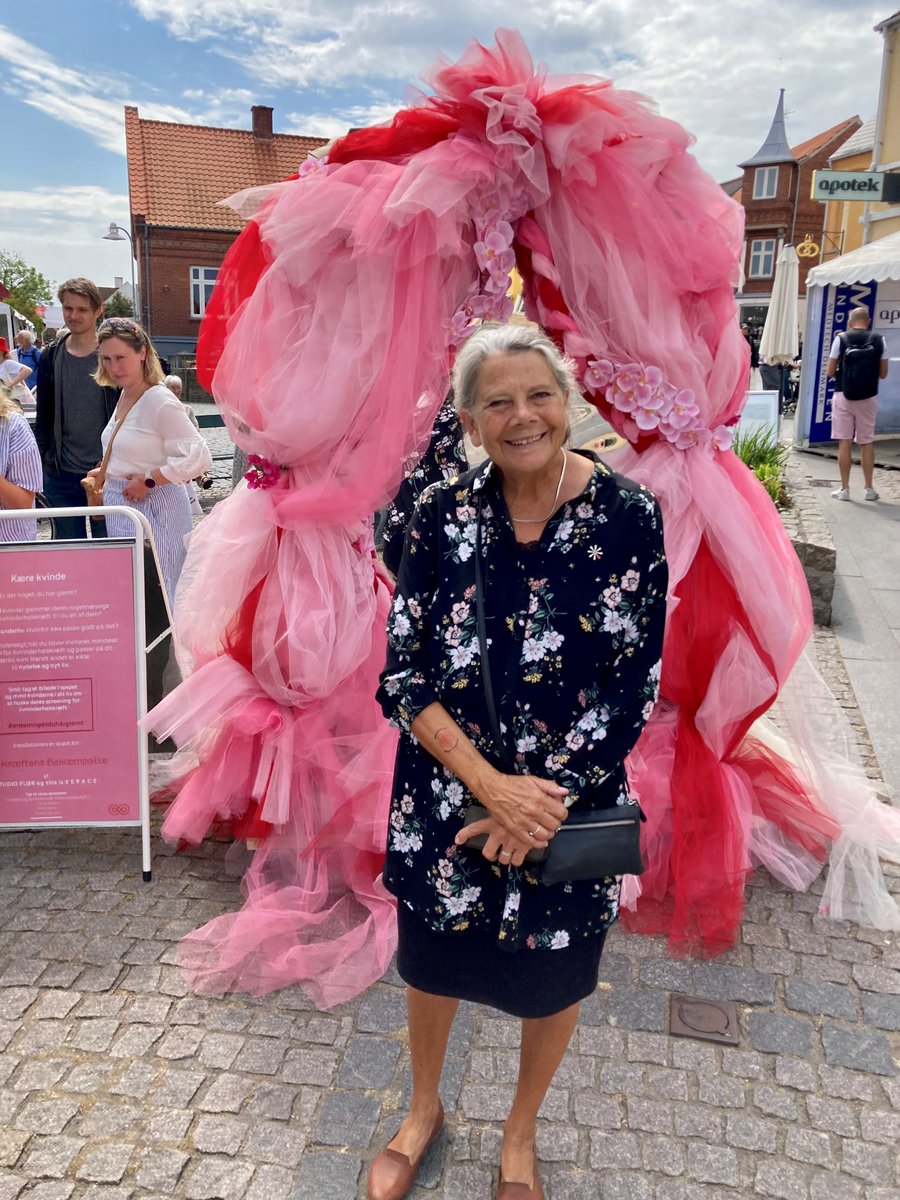 En stor vagina i blomster og tyl kan få smilene frem, men der alvor bag installationen🌷 Den skal nemlig minde kvinder om at gå til regelmæssige tjek for livmoderhalskræft og er lavet af STUDIO FLØR og this is E S P A C E. Kig forbi stadeplads N1 og oplev installationen!  #fmdk
