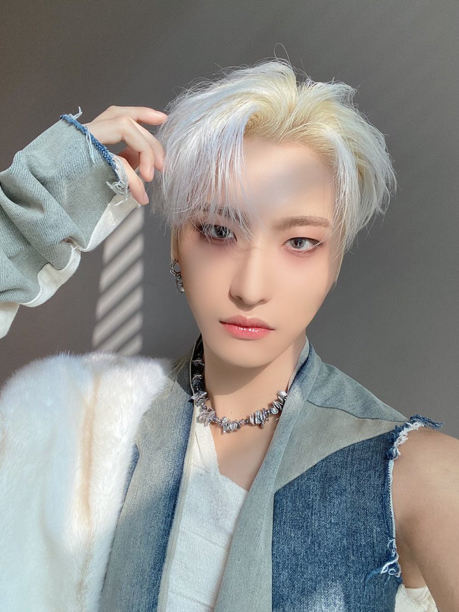 Hxngjxxng has always wanted friends. Oftentimes, he'd peek from behind a tree, watching other children run around playing tag or catch ladybugs. Some would make flower crowns together for themselves or for their families, some would chase squirrels around for fun.