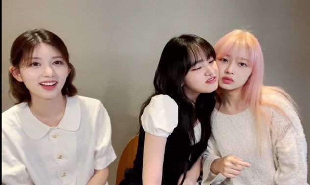 gaeul third-wheeling 😭