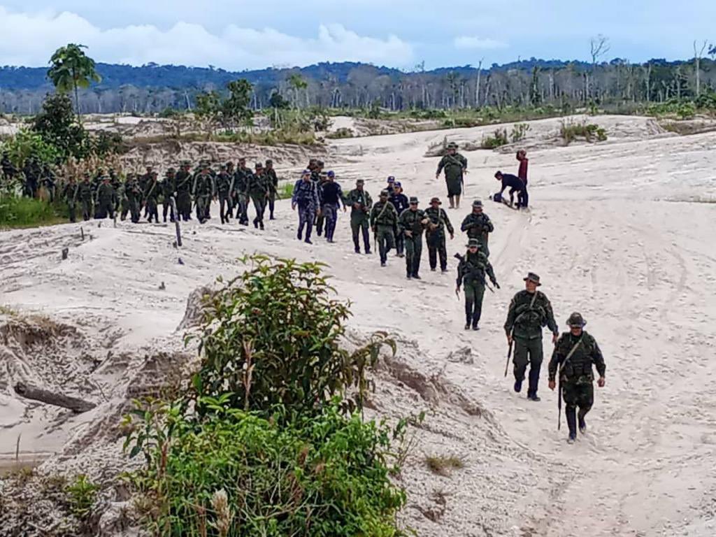 dhernandezlarez's tweet photo. Los "Parques Nacionales" son un elemento muy importante en la conservación de la naturaleza y en el equilibrio ecológico. 
En Venezuela hay cuarenta y tres (43) parques nacionales, constituidos como áreas bajo régimen de administración especial y zonas de seguridad y defensa de la nación. 
#FANB se encuentra desplegada en el Parque Nacional Yapacana, donde está prohibida todo tipo de actividad humana, en consecuencia serán desmanteladas todas las estructuras contaminantes de minería ilegal existentes. 

#OperacionAutana2023 
#IntegrarEsVencer