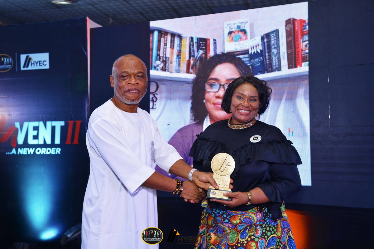 officiald4y's tweet photo. check out this incredible picture from the just concluded Discovery for Youth program! It's such a heartwarming moment where our amazing convener, Rev. Lawrence Onochie, presented well-deserved awards to our exceptional speakers.

#D4Y #discoveryforyouth2023 #reinvent2 https://t.co/woRQCqmwRb