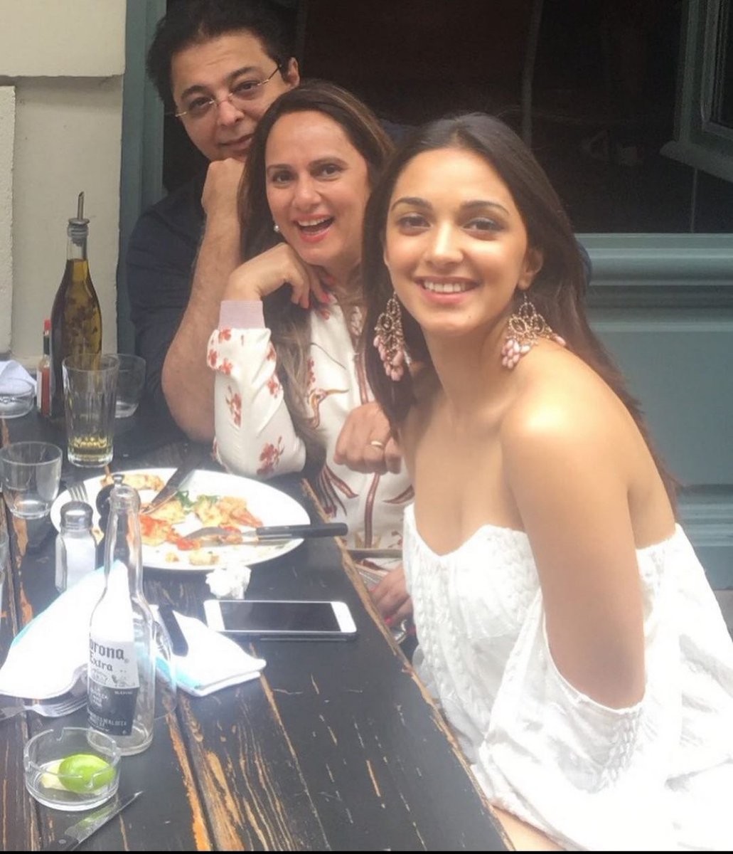 #ThrowbackThursday.

#KiaraAdvani cherishes quality time with her parents in this heartwarming old picture. 💕