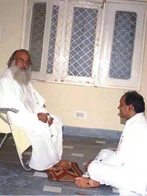 @IYC Digvijay at Rapist Asharam's Feet!