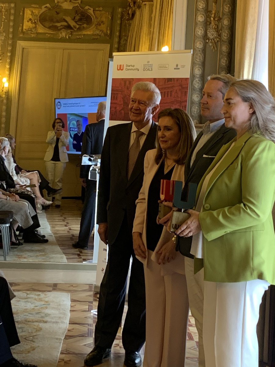usyncro's tweet photo. Nuestra CEO @Cristri3 recoge el #UUprizeSDG7 a la #Sostenibilidad otorgado por @soydigitalwoman a manos de José María Galofre, presidente de @volvocares 

Gracias @teresaalarcos! #SoydigitalWoman #IWDL2023 #WomanStartupCommunity #ESG #innovación #emprendimiento #LogisticsROCKS https://t.co/gmT8sVuSUh