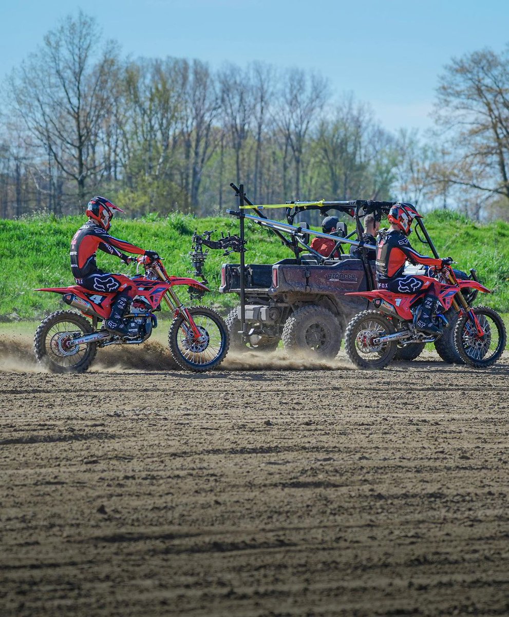 TiltaGlobal's tweet photo. Keep up with the speed 🚀🏍
Tilta Hydra Alien is doing its job!!! It's super simple, no issues balancing it!🦾
#tilta #cameracar #photography #photooftheday #Filmmaking #Filmmaker #film #motorcycle #Jeep #camera #cameraman #BTS https://t.co/i1tEKOJXUH