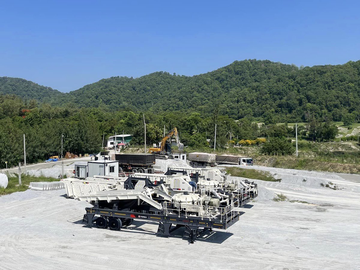 Exciting news! Our Thailand team successfully shipped 2 wheeled plants to customers in Chonburi province, Eastern Thailand. The plants include WJ1175 Wheeled Jaw Crusher and WC1300 Wheeled Cone Crusher with TC1300 Cone Crusher and MTS6204 Modular Screen Plant.