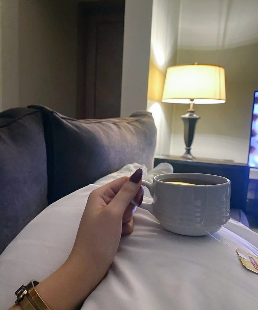 ReemALDOSSARY22's tweet image. والله ماني صديق الصبح والقهوه  انا اشعر اني صديق الليل والشاهي  
#بس_حبيت_اقول