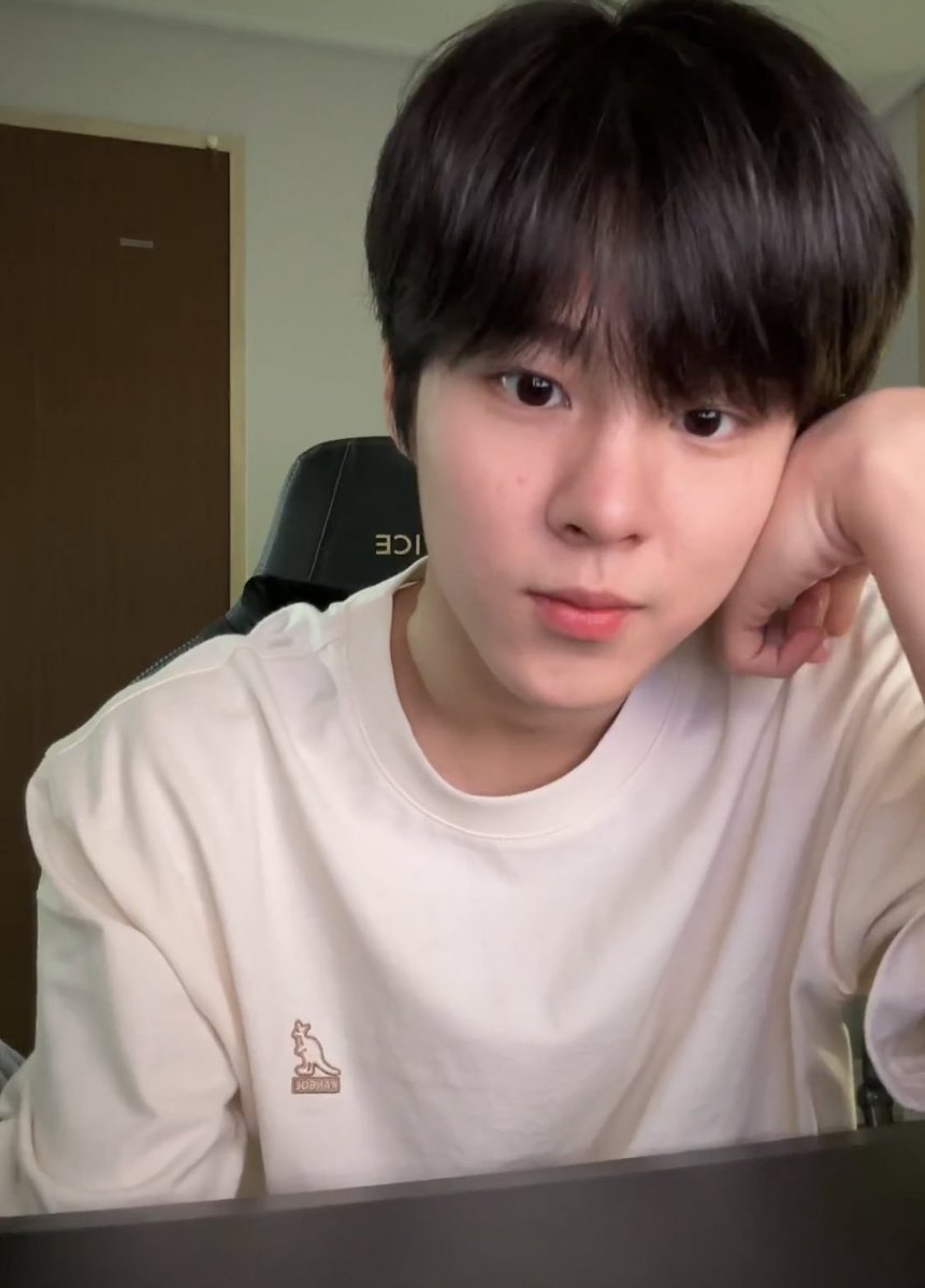 순대국먹는 모습까지 예뻐보이면 이거 좋아하는거 아냐?
네 아닐걸요 저 평소에도 예쁘다는 소리는 많이 들어요