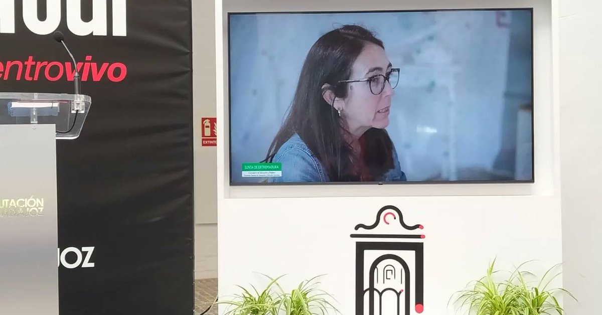 IesoQuercus's tweet photo. En el acto final del #CqAE programa Centros que Aprenden Enseñando en #elhospitalcentrovivo de #Badajoz se ha visualizado el vídeo que resume nuestra experiencia. #InnovaEx @InnovacionForm @cprplasencia @Junta_Educacion Gracias @DavidPeaRodrgu2 https://t.co/aJVBdc5Io1