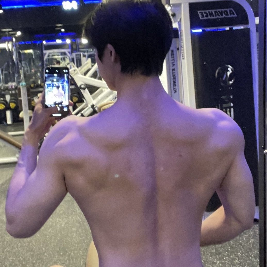 no but hyungwon's back is so broad and for what? 🤕