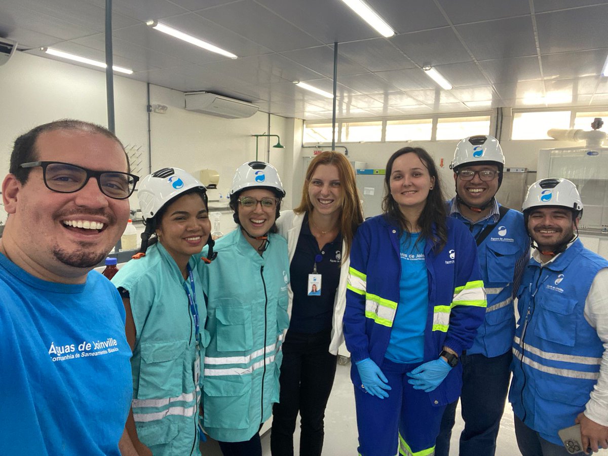 josedeviana's tweet photo. Graduados del Diplomado de Agua y Saneamiento del IESA en pasantía practica en Companhia Águas de Joinville, Santa Catarina, Brasil. Aprendiendo mejores prácticas de operación de Acueductos. https://t.co/fessis2woB