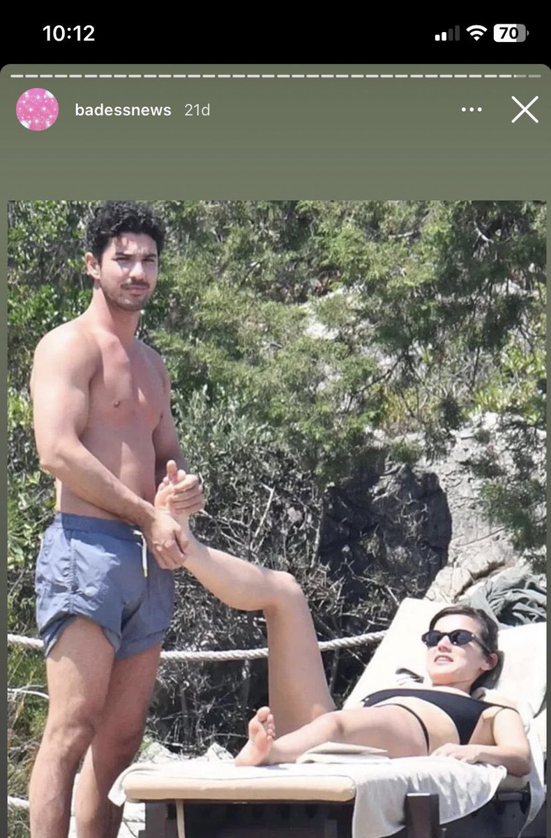 Kaan Yıldırım; Pınar Deniz'in ayağına masaj yapıyo işte ideal erkek budur