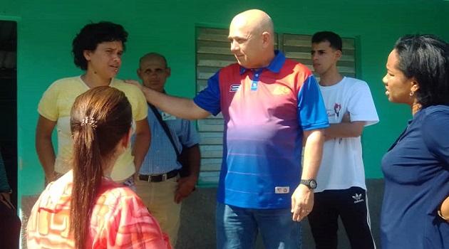 Hoy está cumpliendo años nuestro querido compañero <a href="/DrRobertoMOjeda/">Dr. Roberto Morales Ojeda</a>, hombre íntegro y trabajador. 
Hermano, recibe un fuerte abrazo y las felicitaciones de Lis y mías.