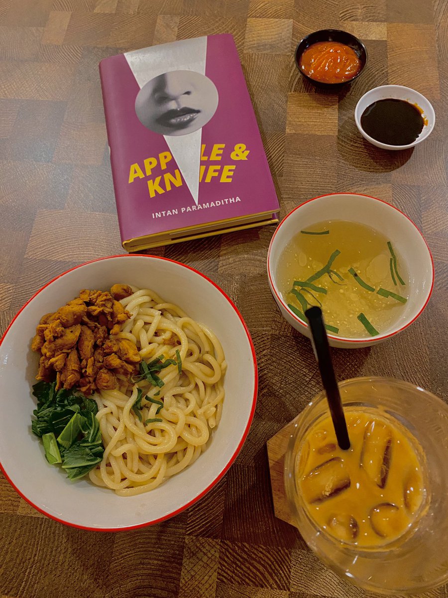 (akhirnya) berkunjung ke book cafe yang kurasi bukunya cukup match my taste! kaget karena tempatnya luas banget, wifinya cepet juga jadi cocok buat WFC. pas udah selesai kerja bisa langsung baca buku, deh~

📍 Quarte, Jakarta Selatan