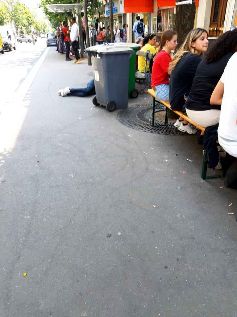 Trottoir Parisien. #saccageparis Pied d'arbre, homme mourant, déjeuner en terrasse, poubelles.