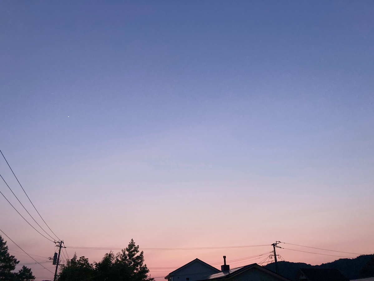 西の空はまだ明るくてつい外に飛び出したくなるこの頃。空気おいしぃ