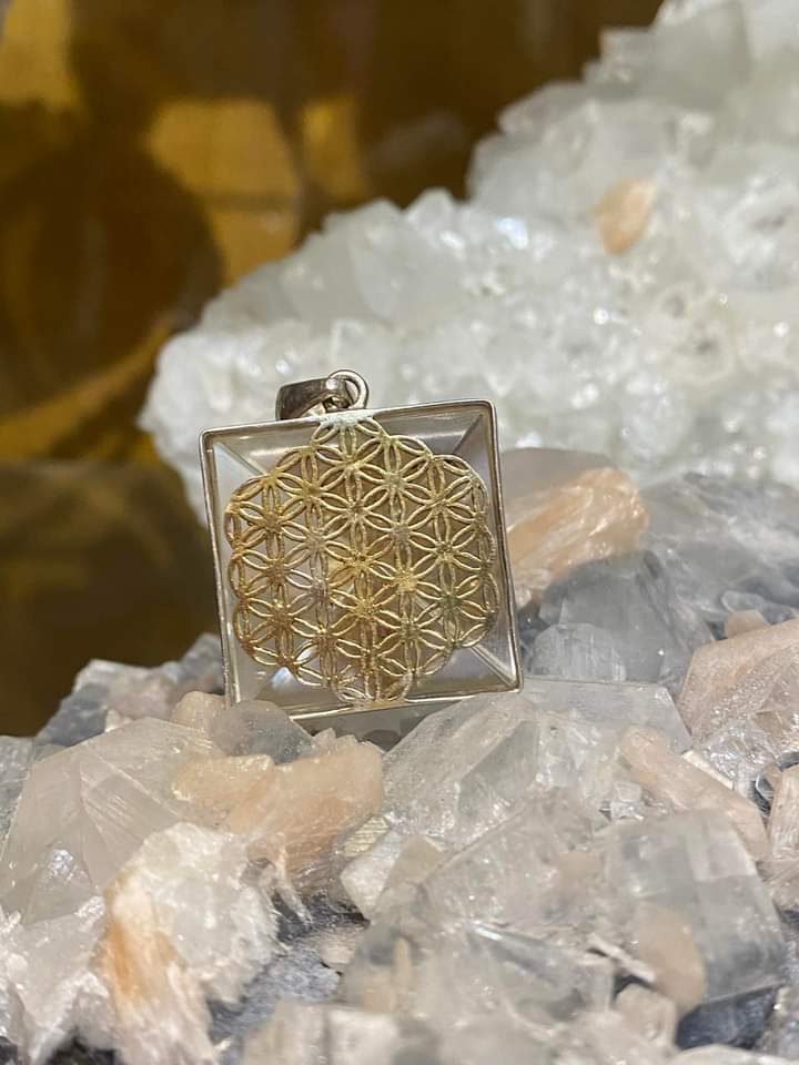 Quartz pyramid almpifies and magnifies the energy of the flower of Life for the wearer this a powerful symbol and piece upon you 🌼💐🙏😎
#magic #Avalon #lightworker #energyworker #alchemist #meditation #magictools #crystals #priestess #highpriest #shaman #witch