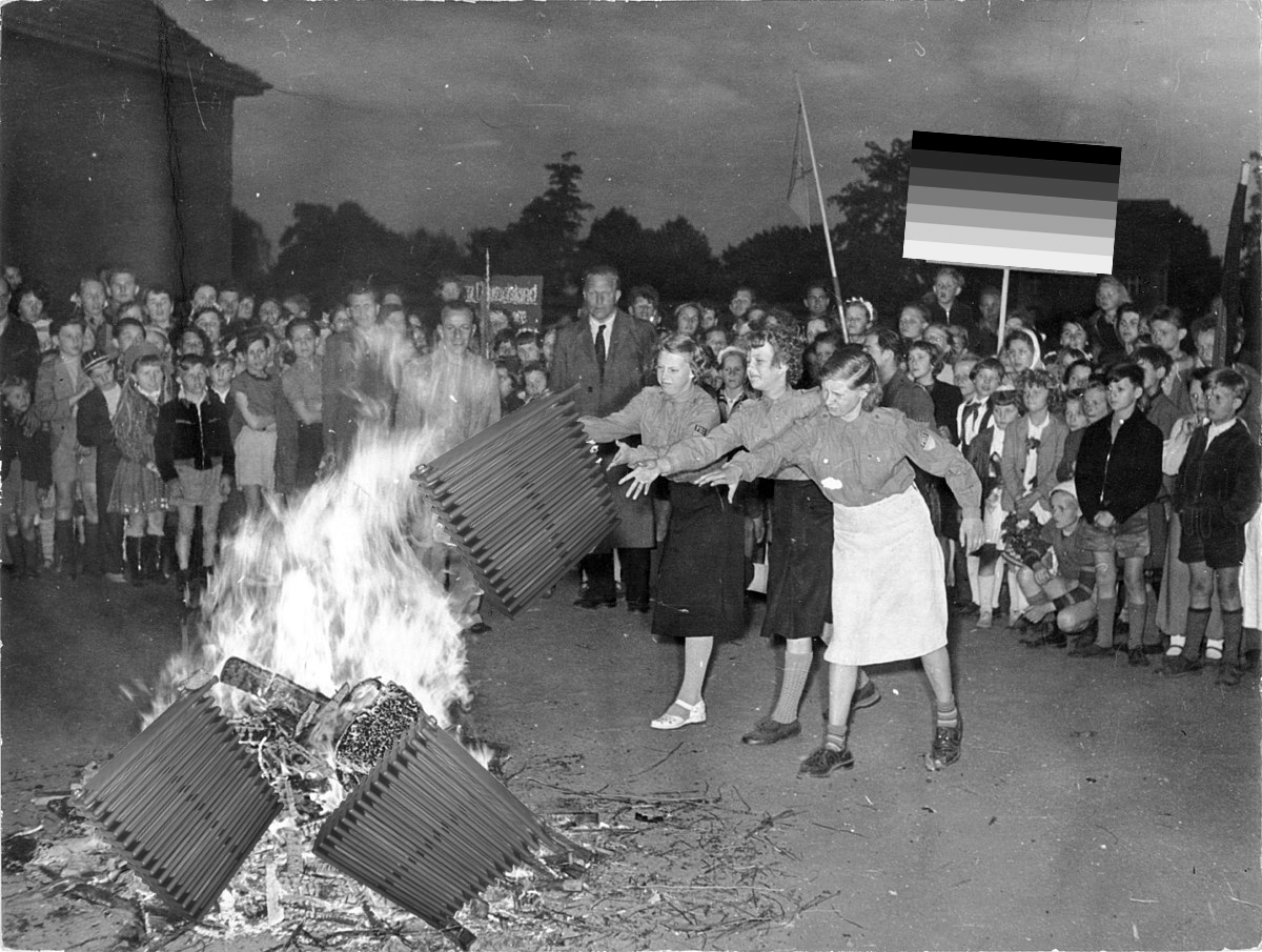 hugenbrueck's tweet photo. Im Zuge der Reichsradiatorennacht ließ der thermophobe Stolzmob seinem #Heizungshass freien Lauf und verbrannten im ganzen Land Heizungen. Kritiker mahnen: Wo man Heizkörper verbrennt, da verheizt man irgendwann auch Menschen! 

Damit erreicht der #Stolzmonat einen Tiefpunkt 😔 https://t.co/M16Py4pI2J