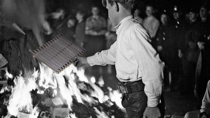 hugenbrueck's tweet photo. Im Zuge der Reichsradiatorennacht ließ der thermophobe Stolzmob seinem #Heizungshass freien Lauf und verbrannten im ganzen Land Heizungen. Kritiker mahnen: Wo man Heizkörper verbrennt, da verheizt man irgendwann auch Menschen! 

Damit erreicht der #Stolzmonat einen Tiefpunkt 😔 https://t.co/M16Py4pI2J