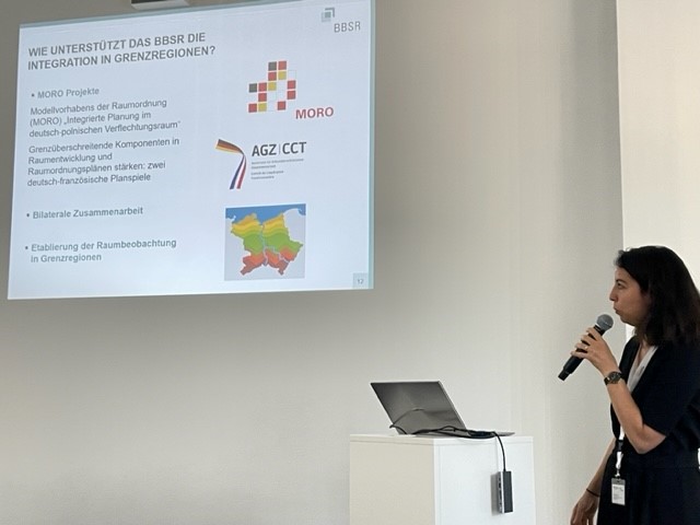 bbsr_bund's tweet photo. Raumentwicklung über Grenzen hinweg. Das BBSR unterstützt mit seiner Forschung die Integration in Grenzregionen auf vielfältige Weise. Unsere Expertin Claire Duvernet stellte heute auf dem Bundeskongress #TagderRegionen aktuelle Ergebnisse vor. https://t.co/Cqd8qyHdFn