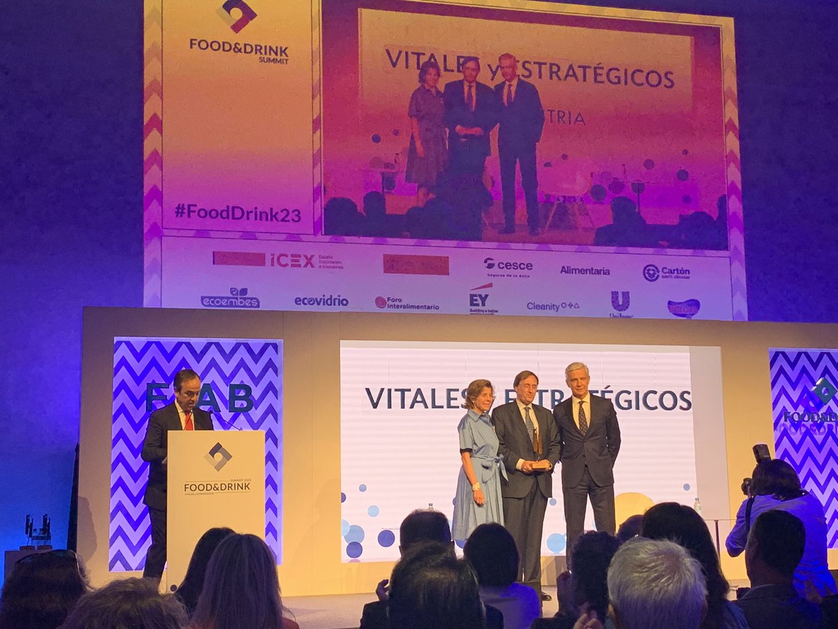 Reconocimiento de la industria de alimentación y bebidas @fiab a Tomás Pascual. Muy merecido!
Felicidades !   #Food&amp;Drink23