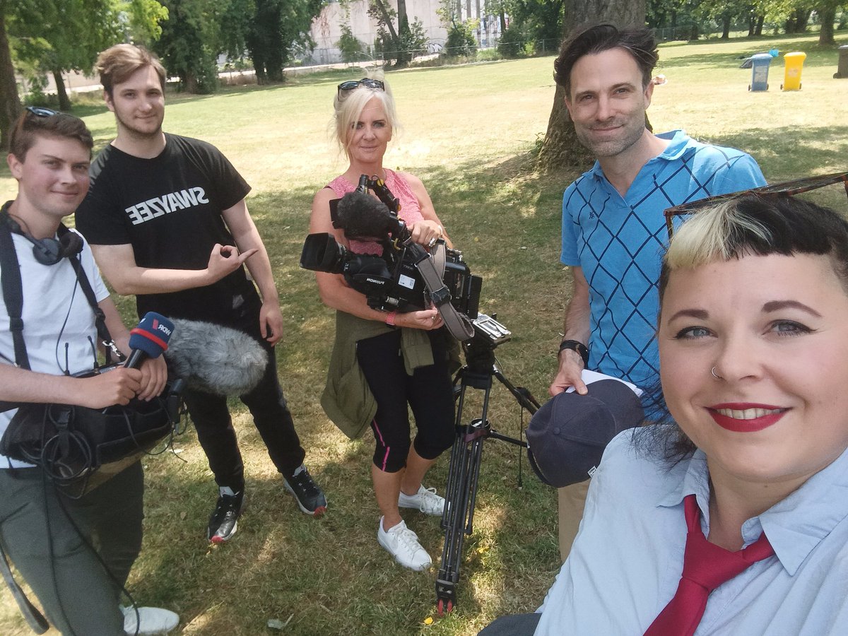 Grade <a href="/WDRLokalzeit/">WDR Lokalzeit</a> im #Römerbad getroffen. Also heute #Lokalzeit gucken.

#diepartei #dieparteibonn #WDR #obenohne #Bikini #burkini #bierkasten #tragdochwasduwillst #bäderordnung #bonn @bratfreaks <a href="/RatBonn/">Rat Bonn</a>