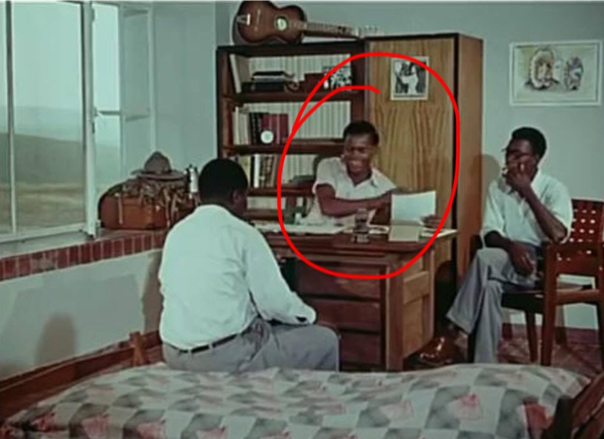 L'étudiant Étienne Tshisekedi, de la Faculté de Droit de l'Université de Lovanium (actuelle Université de Kinshasa) dans sa Chambre Nº432 du Home 4/Plateau. 

Matricule d'étudiant : 550I05. Il est devenu, en 1961, le tout 1er congolais 🇨🇩 à obtenir le Diplôme de Docteur en Droit.