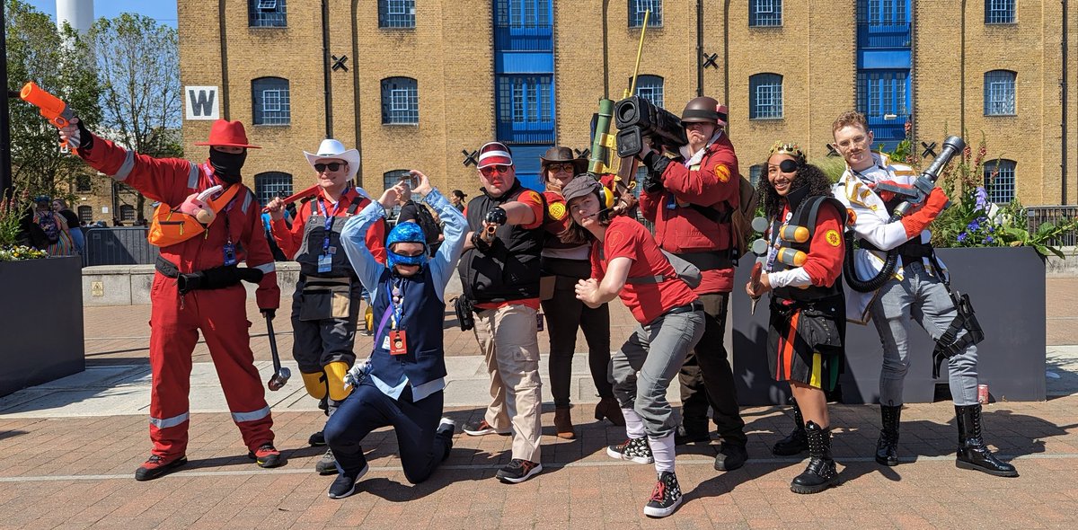 TheUnusualLee's tweet photo. ⚠️Attention TF2 Cosplayers⚠️

I want to make a cosplay sharing thread, quote retweet this with your cosplay photos ☺️

I'll start, here's my Fem Sniper and the lineup we got at MCM https://t.co/oVIhfbnA8Y