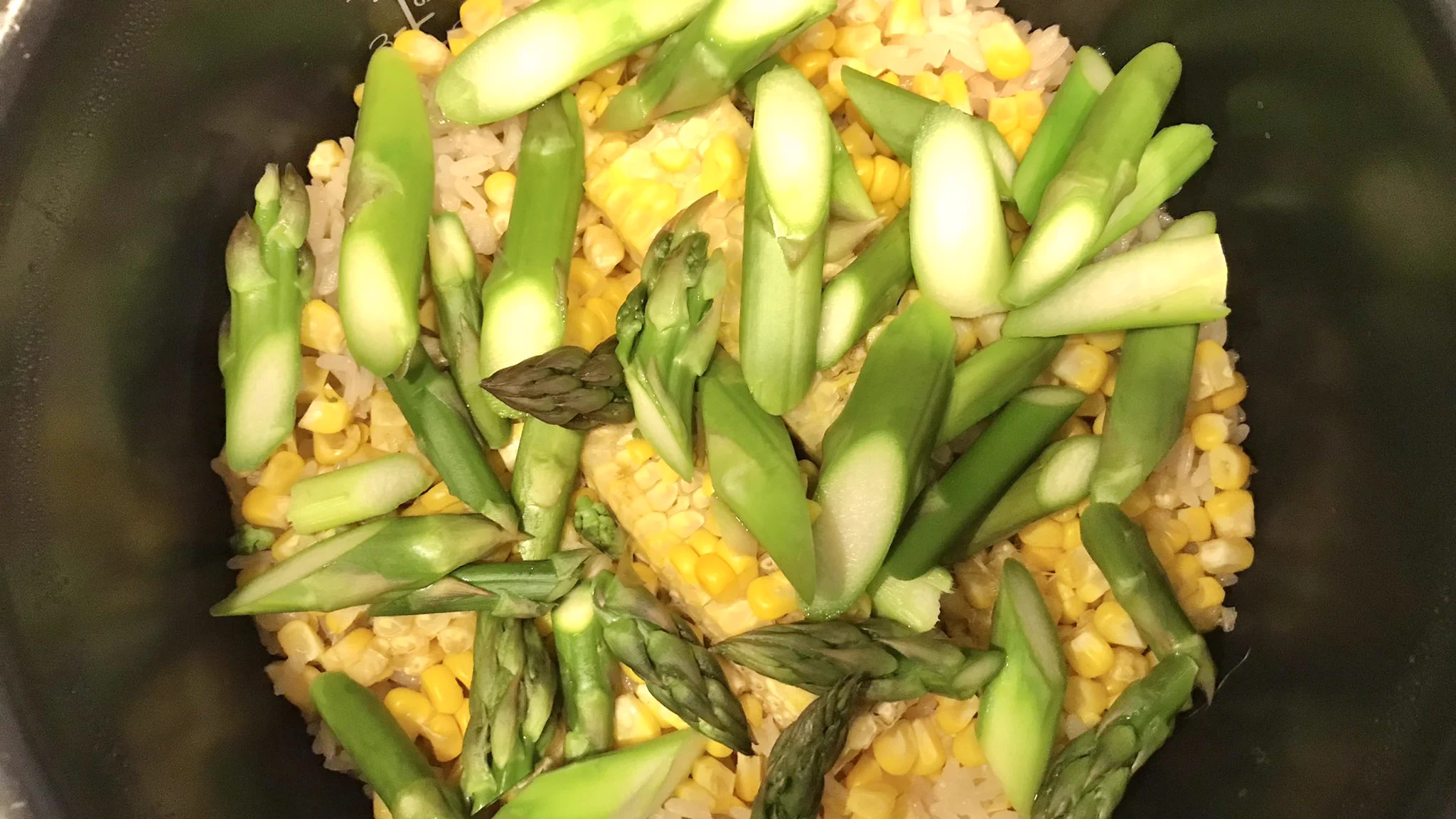 色や食感、甘みが楽しめる？！トウモロコシなどを使った、とっても美味しそうな「炊き込みご飯」のレシピ！