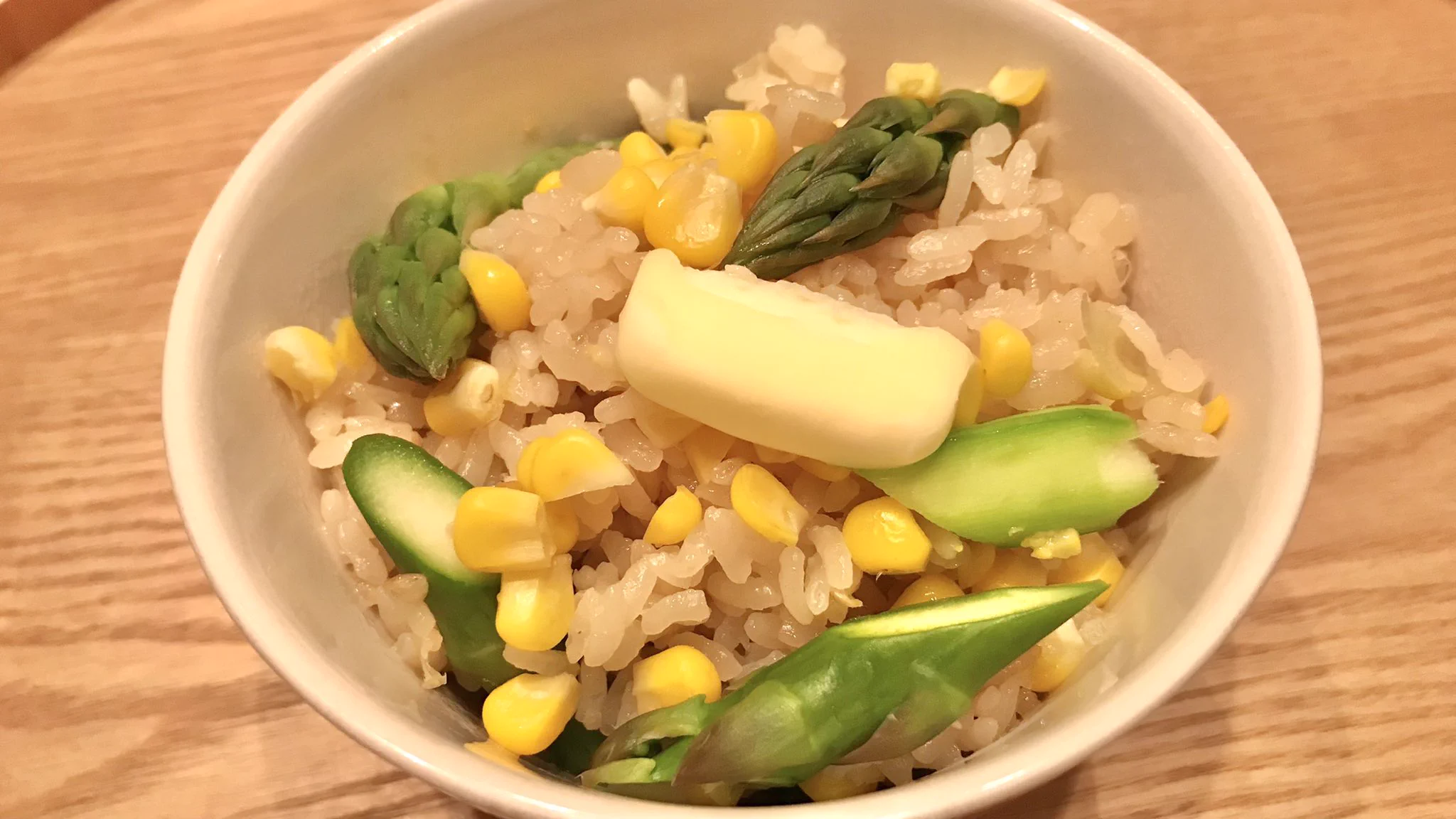 色や食感、甘みが楽しめる？！トウモロコシなどを使った、とっても美味しそうな「炊き込みご飯」のレシピ！