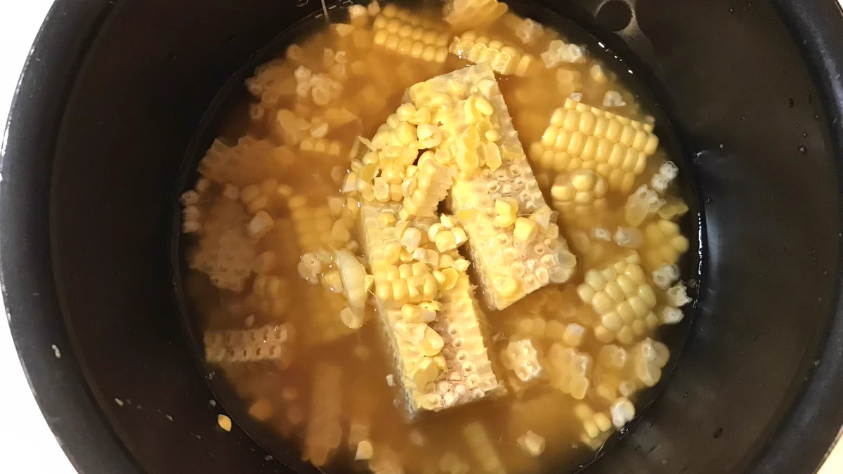 色や食感、甘みが楽しめる？！トウモロコシなどを使った、とっても美味しそうな「炊き込みご飯」のレシピ！