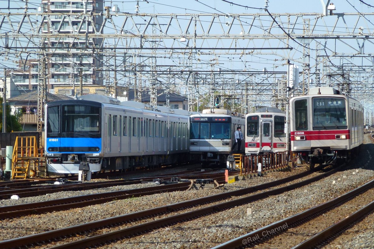 Rail_Channel's tweet photo. #60000系 就役10周年。1枚目 #61601F が内覧会でとうきょうスカイツリーへ。#200型 と離合。2・3枚目 61601Fが誘導障害試験で竹ノ塚へ。#03系 03-129F #21808F #31608F と並ぶ。4枚目 #61602F がPQ測定で #春日部支所 へ。#スペーシア 雅と #1819F の3並び

#野田線 #スカイツリーライン https://t.co/sr4vuclQJn