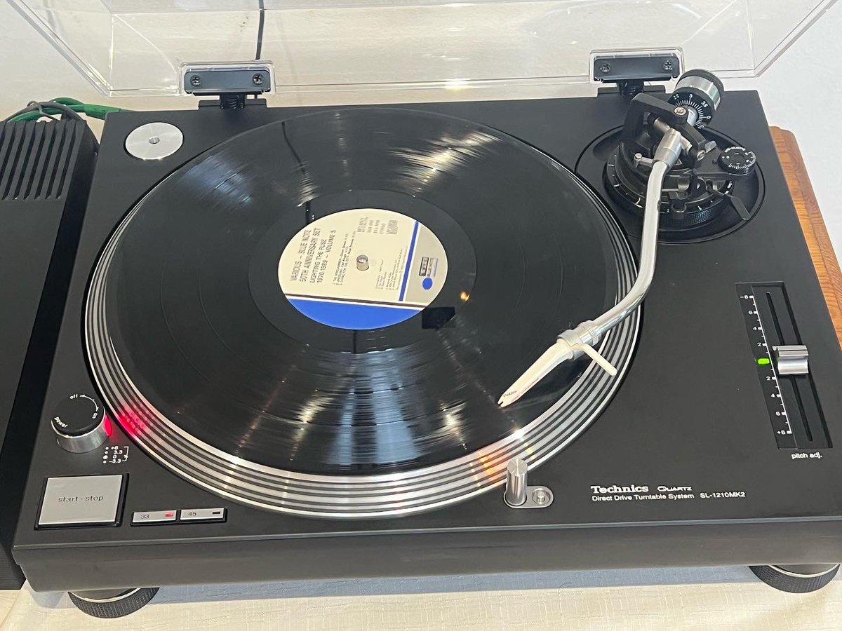 deck_doctor's tweet image. Matt black powder coat plinth with white screen printing. RCA socket box with switch on side for ext ground or int ground. Power socket for figure 8 cable. Brand new dustcover to finish the look.
#Technics1200 #Technics1210 #technicssl1210 #technicssl1200 #deck_doctor #deckdoctor