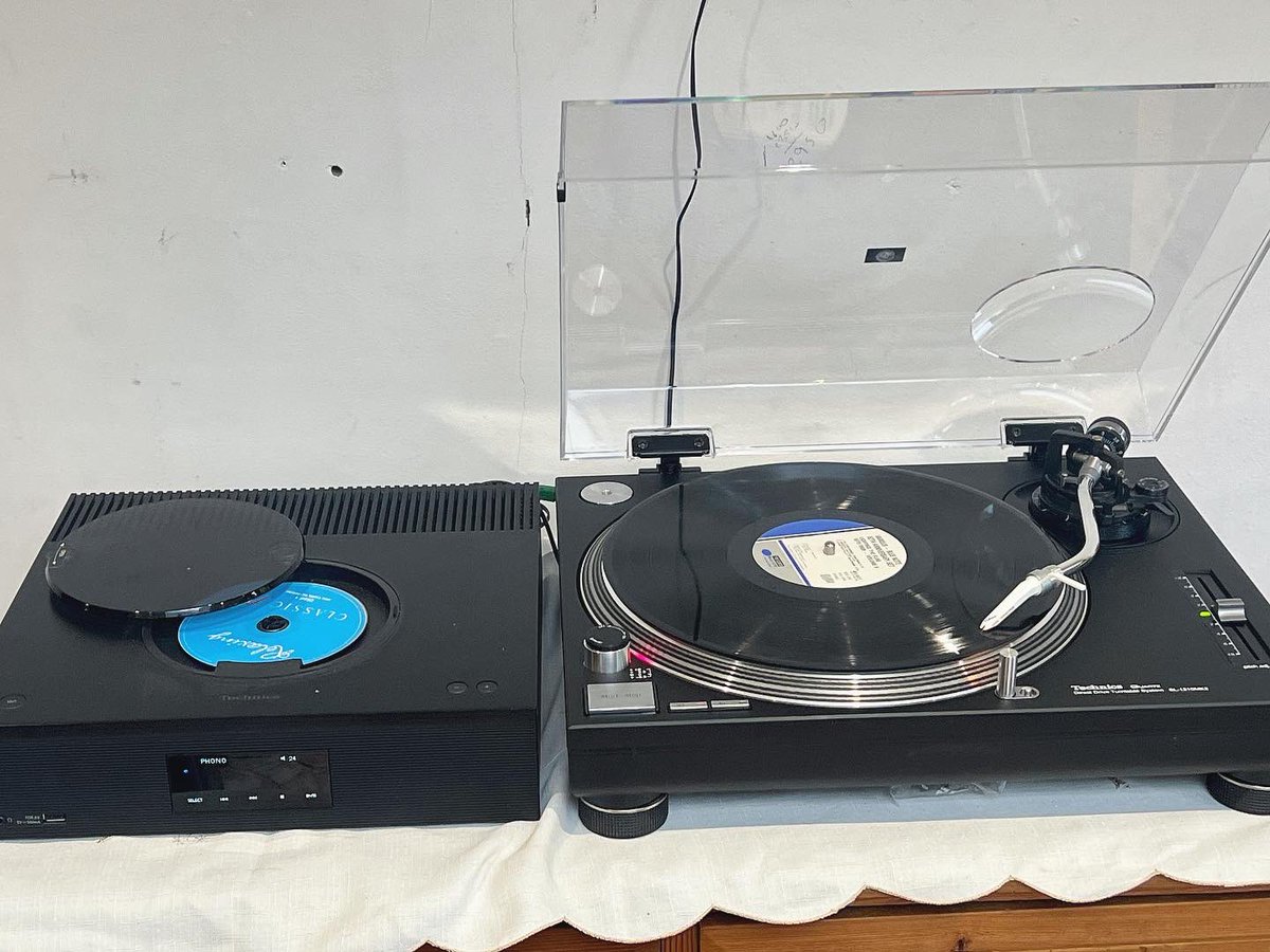 deck_doctor's tweet image. Matt black powder coat plinth with white screen printing. RCA socket box with switch on side for ext ground or int ground. Power socket for figure 8 cable. Brand new dustcover to finish the look.
#Technics1200 #Technics1210 #technicssl1210 #technicssl1200 #deck_doctor #deckdoctor