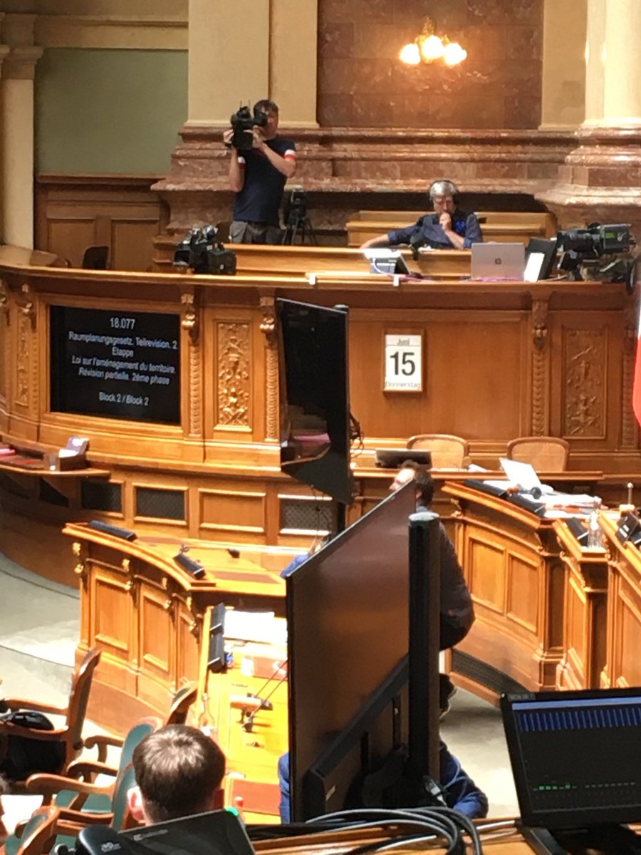 Le parlement installe le matériel -y compris distribution de casques pour la traduction - pour le visionnement du discours de #Zelensky dans la salle du Conseil national. Il doit s’exprimer en ukrainien dès 14:00