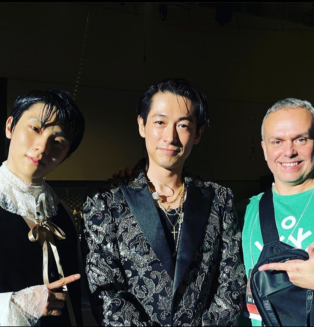 YUZU WHAT IS THIS COSTUME OMG