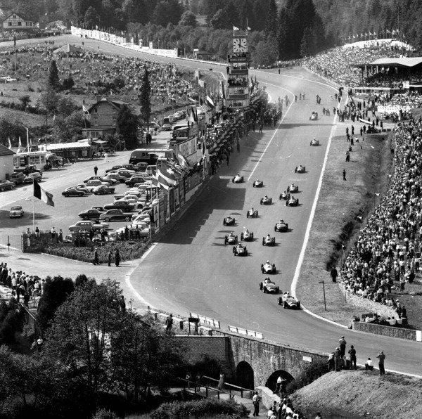 Há 65 anos Tony Brooks (Vanwall) venceu o GP BÉLGICA 1958. Mike Hawthorn (Ferrari) foi o 2º e Stuart-Lewis Evans (Vanwall) o 3º, seu primeiro pódio.

#F1 #Formula1 #GPBélgica #GPdaBélgica #F1History #1958 #F1Throwback #F1Classics #RacingLegends #BelgianGP #F1Fans #F1Memories