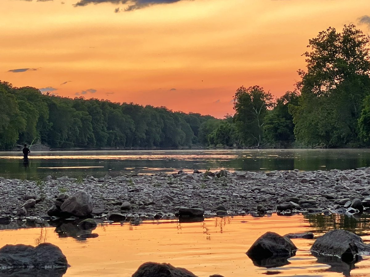 A lovely sunset on the Shenandoah River yesterday 😍🌅✨ @BobVanDillen @spann @sunset_wx @JimCantore @capitalweather @dougkammerer @weatherchannel @VisitVirginia @VisitFrontRoyal @townfrontroyal