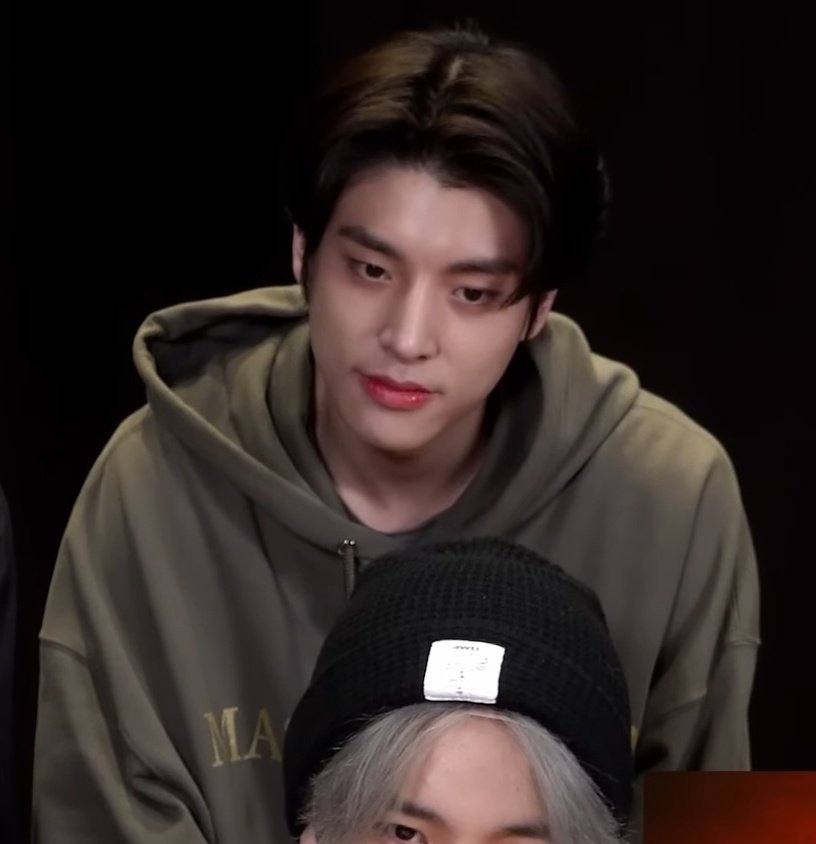 darksjy's tweet photo. #enhypen_jake mv reaction https://t.co/YZhOK8Utk9