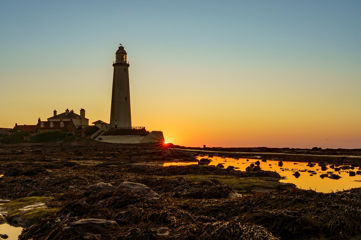 ChunAlan's tweet image. Just under 2 hours after the moon rose in the North East sky, the sun rose right on St.Mary's Lighthouse at Whitley Bay. Planned the shots with #photopills #sunrise #StMarysLighthouse