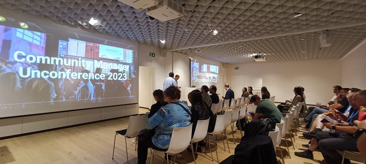 Endlich wieder Zeit für Austausch mit #Community-Experten in Zürich 🇨🇭. Danke <a href="/Sunrise_de/">Sunrise</a> &amp; <a href="/GlowingBlue_CH/">Glowing Blue</a> für Organisation und Hosting. Sehr diverse Teilnehmer und Themen mal wieder, die die weite Anreise wert machen.