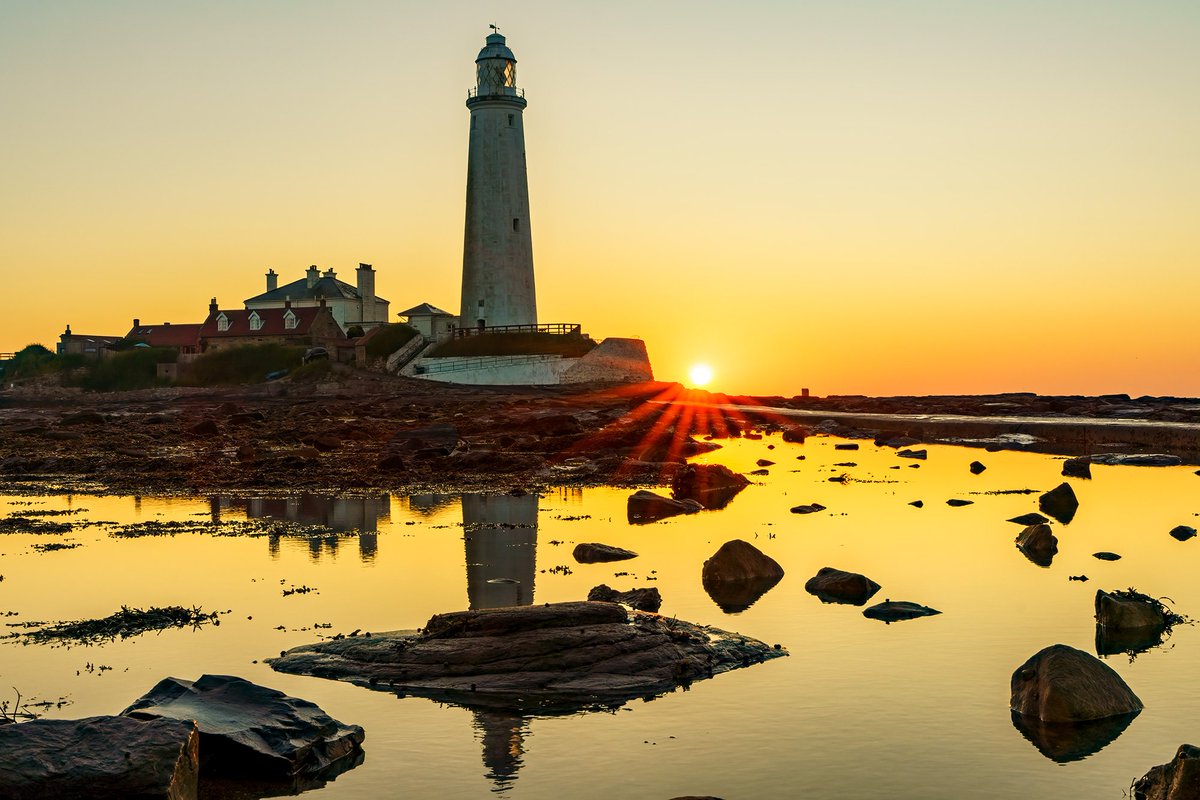 ChunAlan's tweet image. Just under 2 hours after the moon rose in the North East sky, the sun rose right on St.Mary's Lighthouse at Whitley Bay. Planned the shots with #photopills #sunrise #StMarysLighthouse