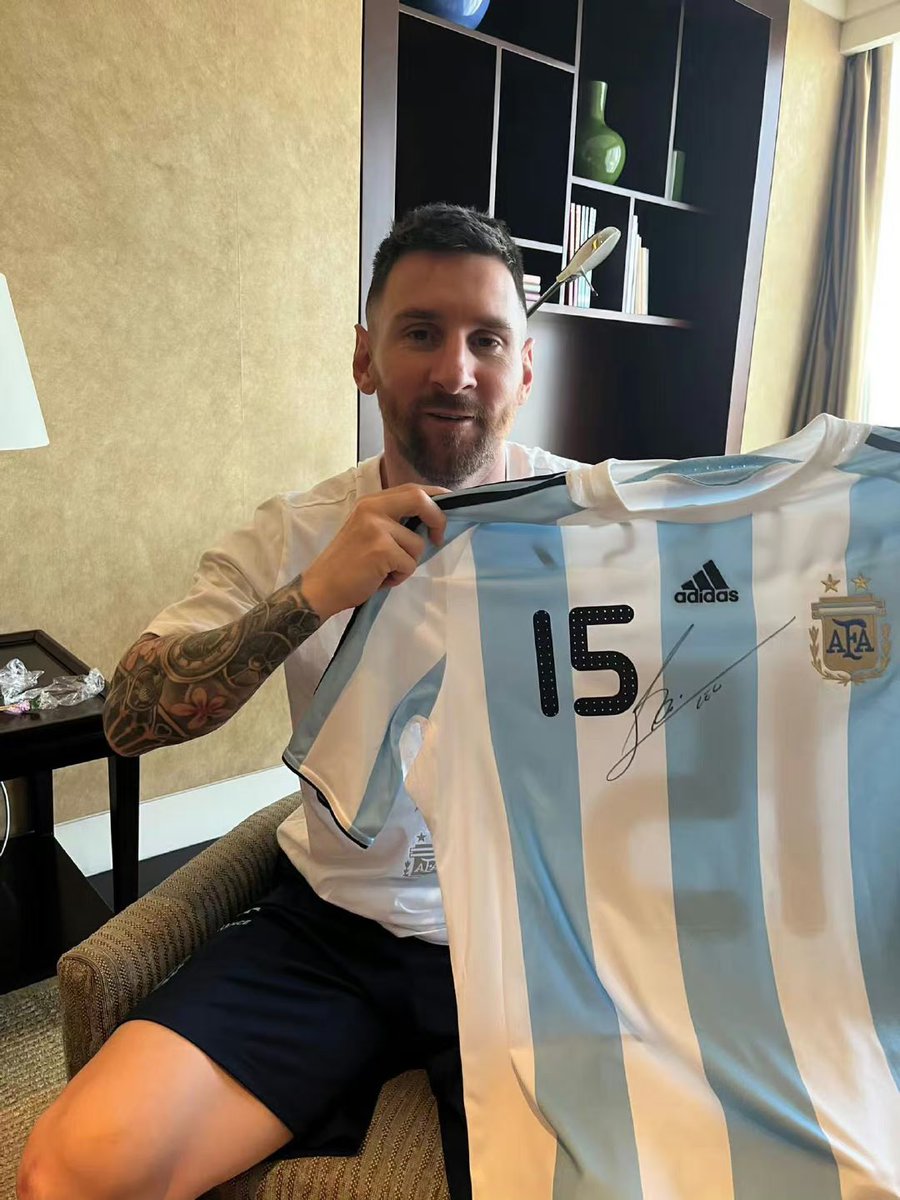 MundoAlbicelest's tweet photo. Lionel Messi with a number 15 Argentina shirt. The shirt he won gold at the 2008 Olympics in Beijing (Argentina play Australia in Beijing). 🇦🇷 https://t.co/udNJgm0Rzb