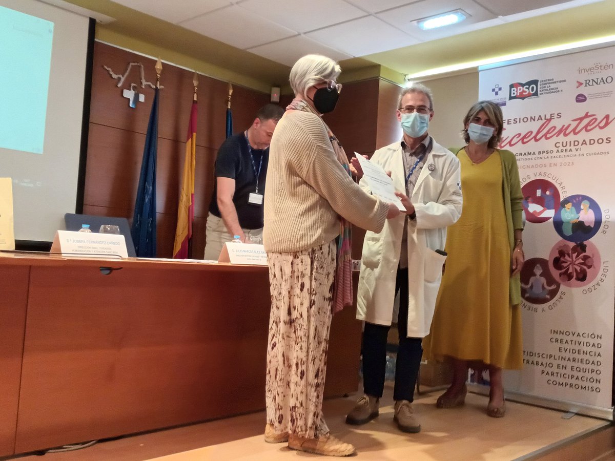 🏅La Directora General de #Cuidados #Humanización y At. #Sociosanitaria entrega el certificado de designación 📝 al #AreaVI del #SESPA como CCEC/BPSO. 
👉 <a href="/BpsoVi/">BPSOAstVI</a> <a href="/astursalud/">Consejería de Salud</a> <a href="/BPSOspain/">BPSO</a>