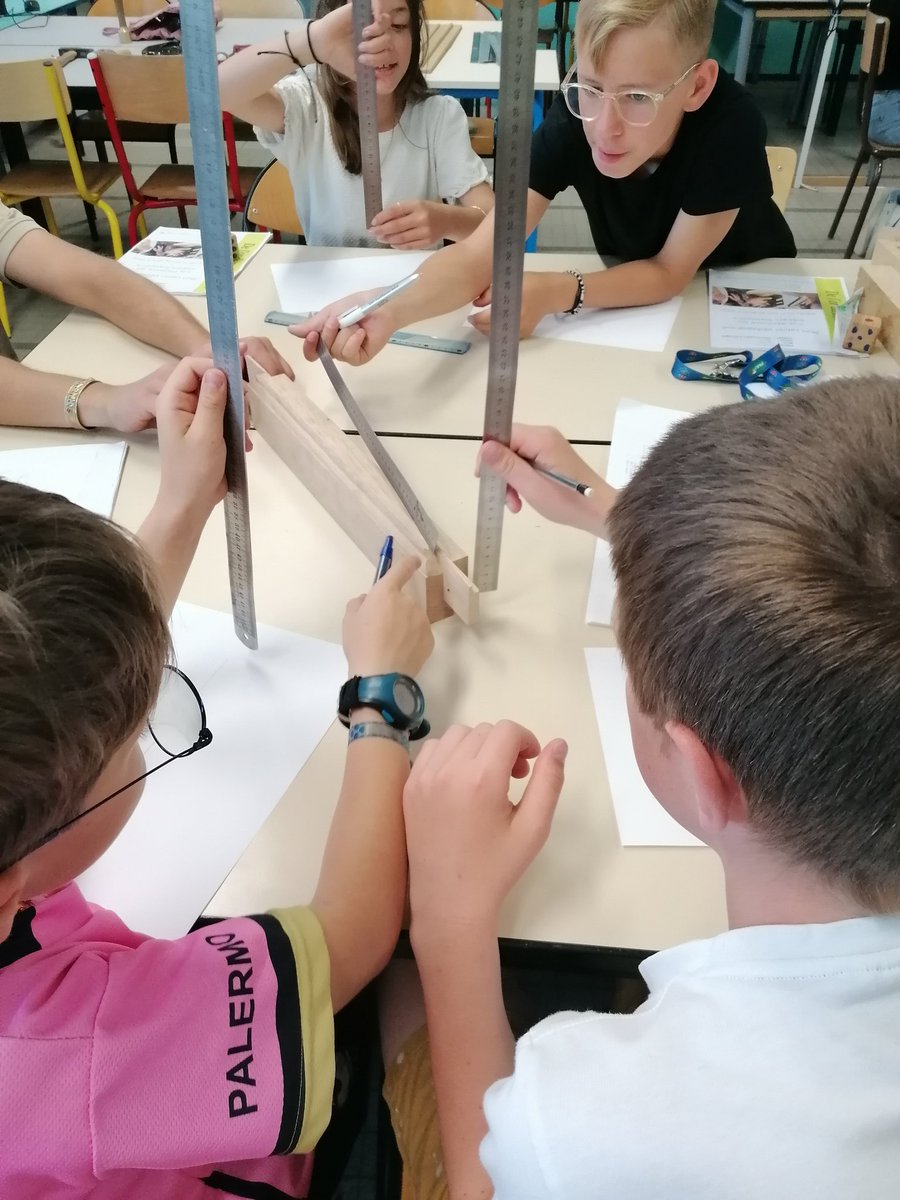 Merci à <a href="/Delordslesmains/">De l’or dans les mains</a> pour avoir permis aux élèves du #collègeSaintExupery de Bourges de découvrir  les métiers manuels : Modiste, Emailleuse, Menuisier, Chantourner..