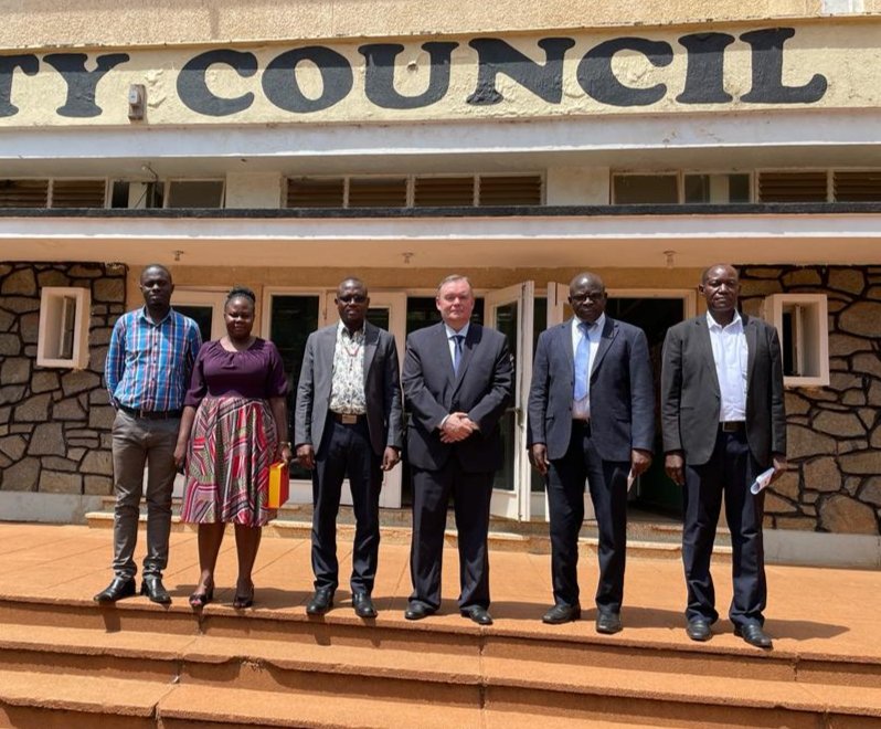 RusEmbUganda's tweet photo. 🇷🇺 🇺🇬 On June 15, Ambassador Vladlen Semivolos paid a courtesy call on Peter Okocha Kasolo, Jinja City Mayor, to discuss opportunities for cooperation between the municipalities of the two countries. https://t.co/DIgeeKrn0A