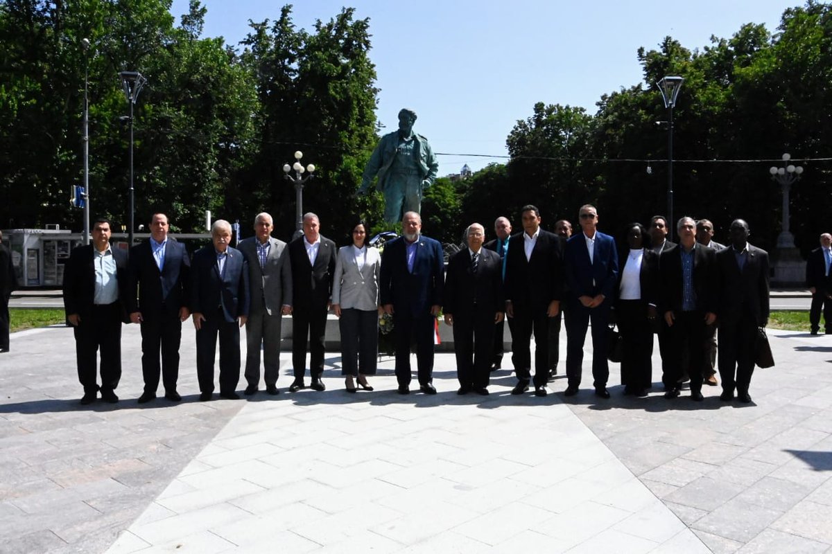 AylinAlvarezG's tweet photo. Una amplia agenda de trabajo ha cumplido en #Rusia el Primer Ministro @MMarreroCruz, en busca de seguir consolidando los lazos de amistad y de cooperación con esta nación hermana. #Cuba @DrRobertoMOjeda @DiazCanelB @UJCdeCuba @AsambleaCuba https://t.co/G5i8R241Mu