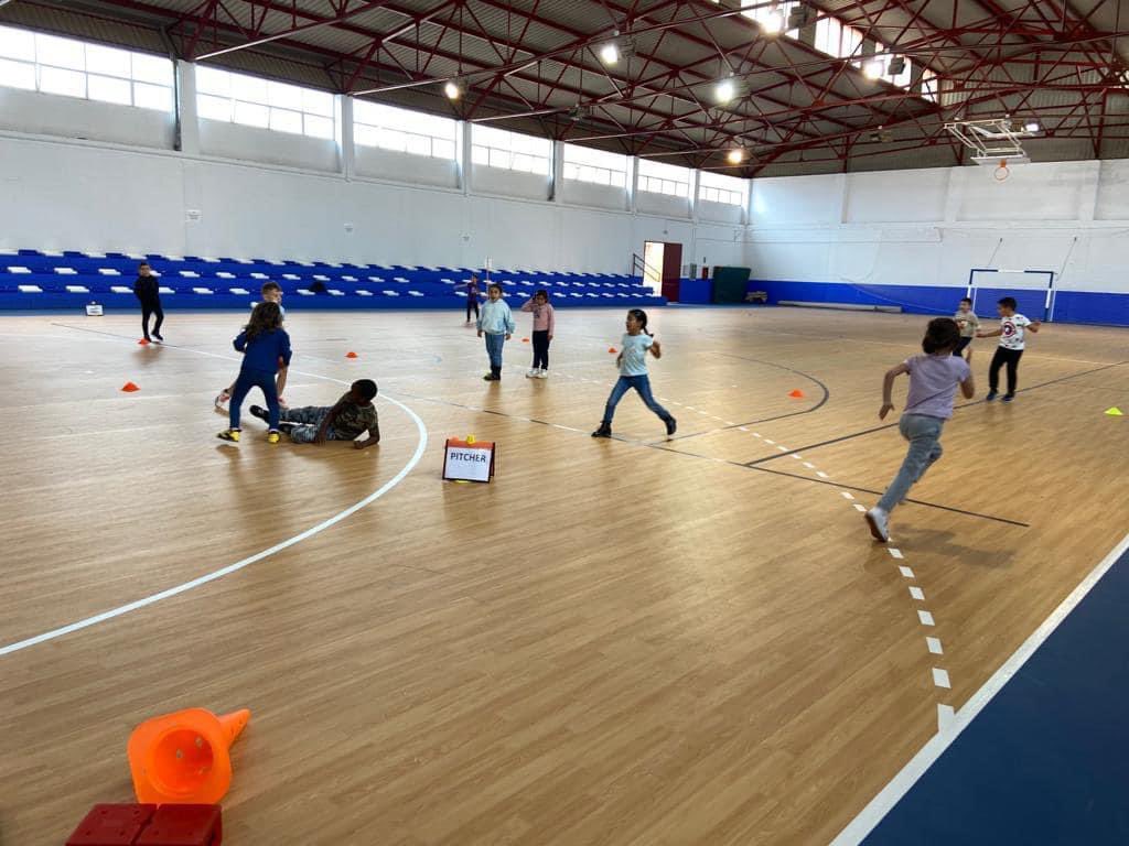 CEIPmanuelarome's tweet photo. Nuestros tres lectores nativos, junto a los maestros de inglés, han sido los encargados de llevar a cabo estas sesiones. ￼￼ ¡¡Nos encanta aprender jugando!!👏🏻👏🏻👏🏻👏🏻👏🏻￼ https://t.co/cIgdNatTDq
