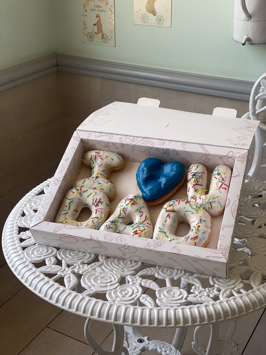 DelishbakerySa's tweet photo. قيل في الأب:
هو ذاك الذي تطلبه نجمتين،فيعود حاملاًالسماء🥺
اللهم احفظ آبائنا وارحم المتوفين منهم  وقدرنا على برهم والدعاءلهم
يوم الأب هو يوم الأحد ١٨ يونيوجهزتو شي لتاج الراس؟
احنا جاهزينلكمدونت الحروف ٦ حبات من الدونت الهش اللذيذ 
تتوفر ابتدأ من السبت بالمحل وعلى تطبيقات التوصيل https://t.co/mWgej5PWmh